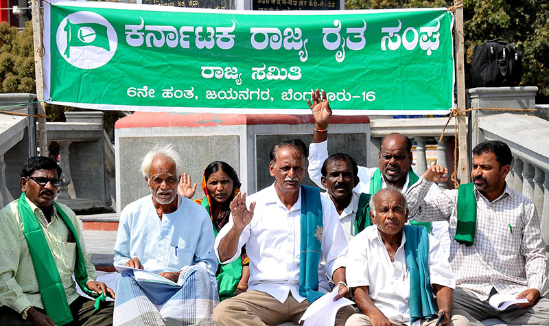 ಮೈಸೂರು: ರಾಷ್ಟ್ರೀಕೃತ ಬ್ಯಾಂಕ್‍ನ ರೈತರ ಸಾಲ ಮನ್ನಾ ಮಾಡುವಂತೆ ಆಗ್ರಹಿಸಿ ಧರಣಿ